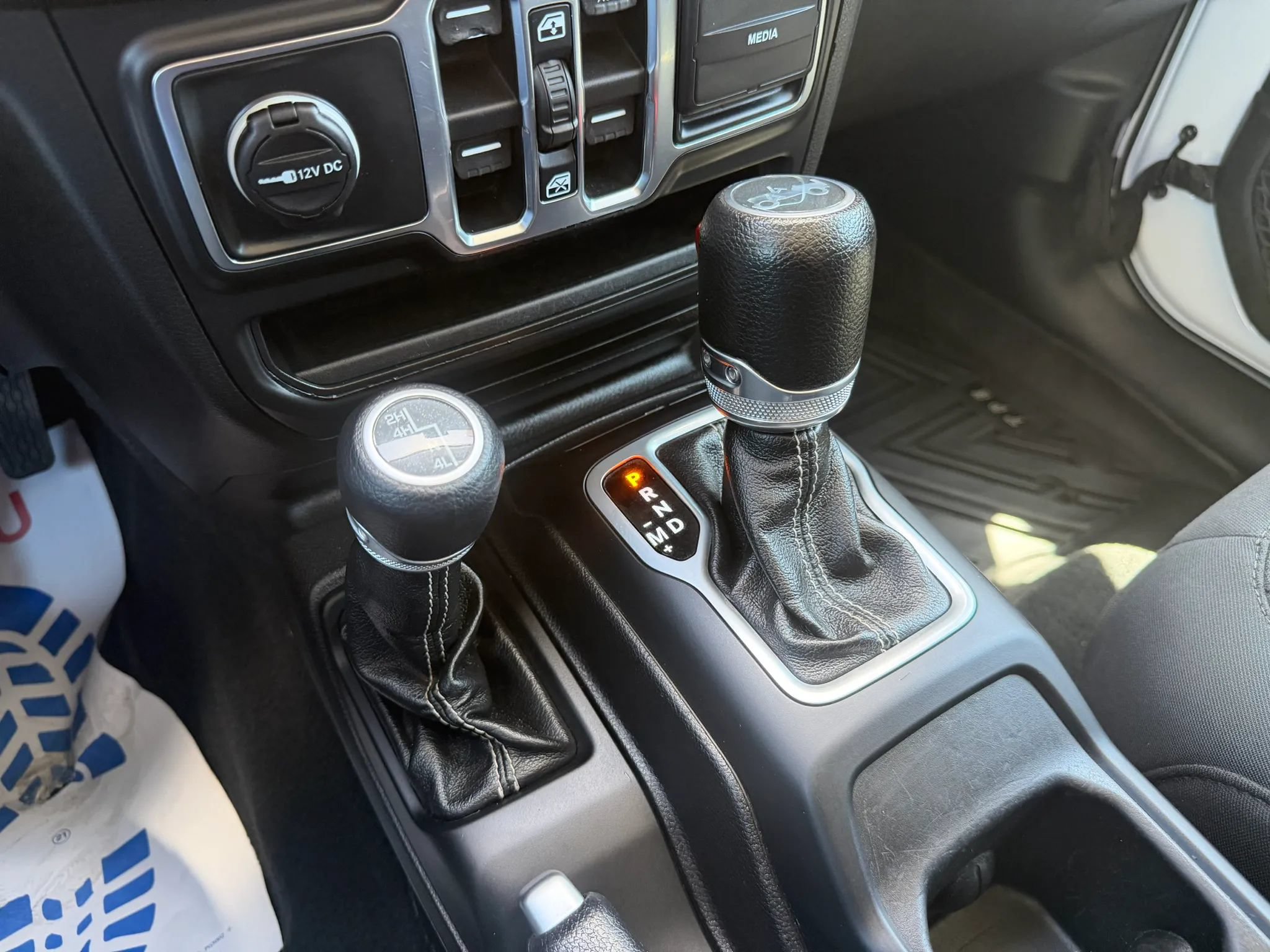 Used 2018 Jeep Wrangler Unlimited Sahara w/ Uconnect 4C Nav & Sound Group AWD/4WD image 21