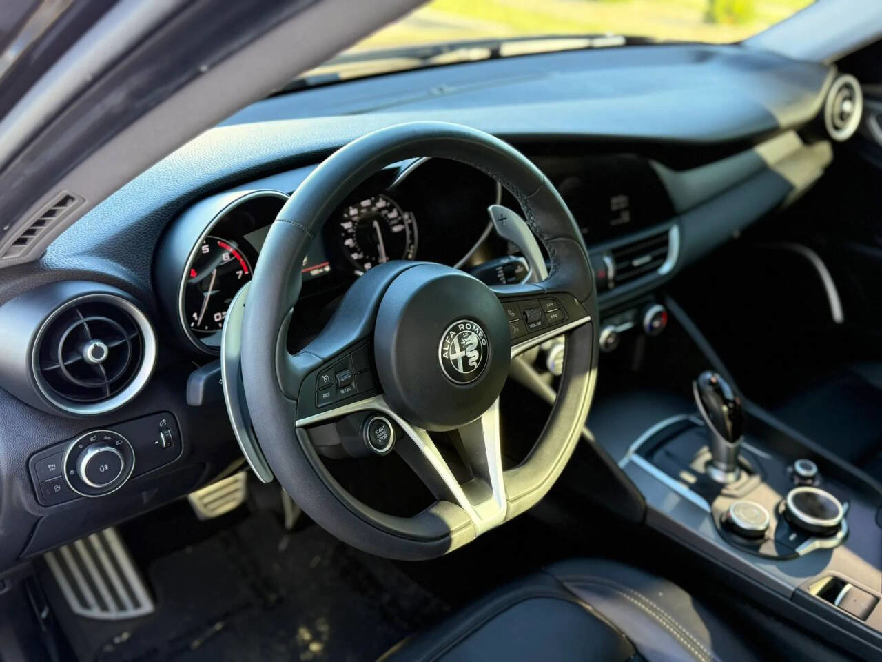 Used 2019 Alfa Romeo Giulia w/ Quick Order Package 22K Sport RWD image 12