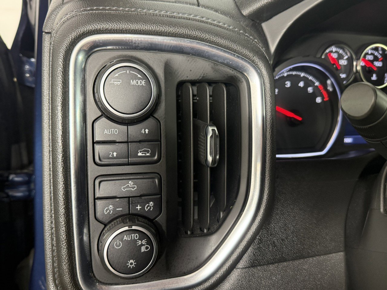 Used 2020 Chevrolet Silverado 1500 LT w/ All-Star Edition image 24