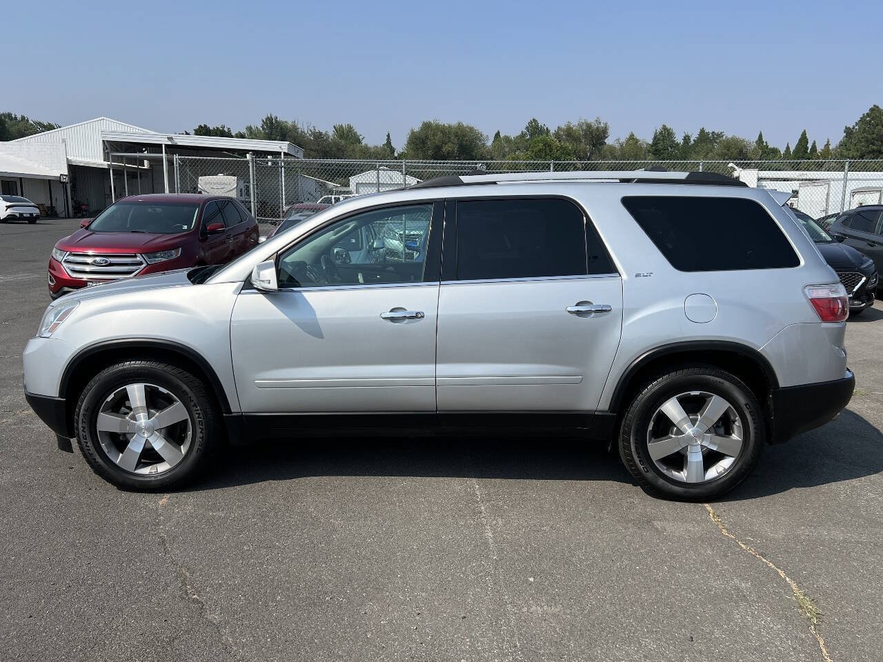 Used 2011 GMC Acadia SLT w/ Technology Package AWD/4WD image 2