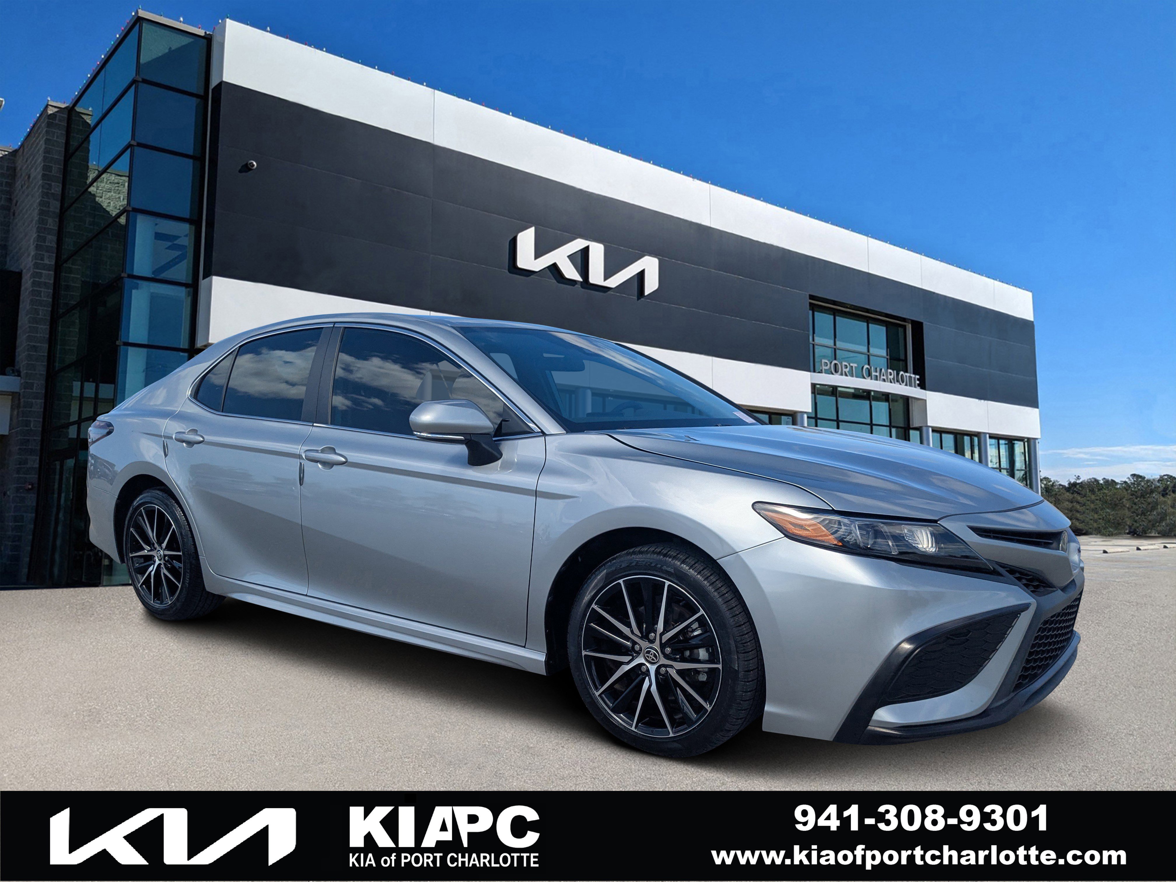Used 2024 Toyota Camry SE FWD image 1