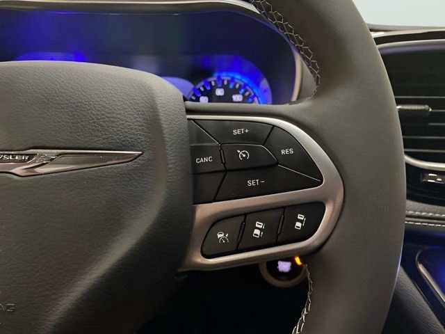 Used 2026 Chrysler Pacifica Limited FWD image 37