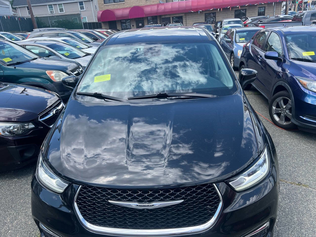 Used 2023 Chrysler Pacifica Touring-L image 3
