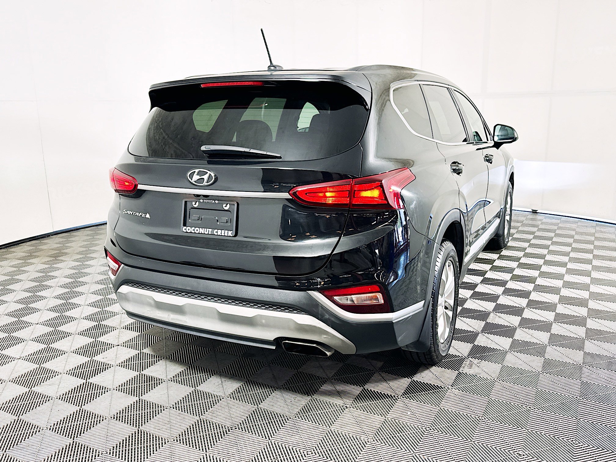 Used 2020 Hyundai Santa Fe SE FWD image 3