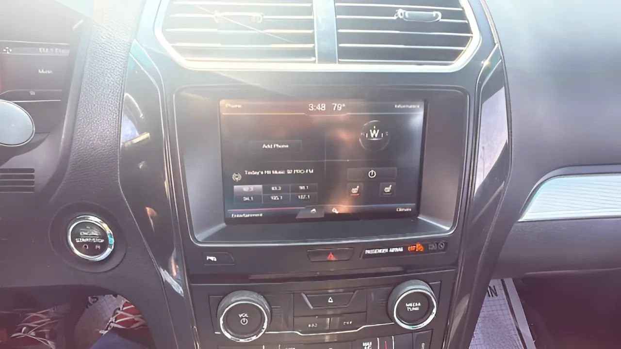 Used 2016 Ford Explorer XLT w/ Equipment Group 202A AWD/4WD image 13