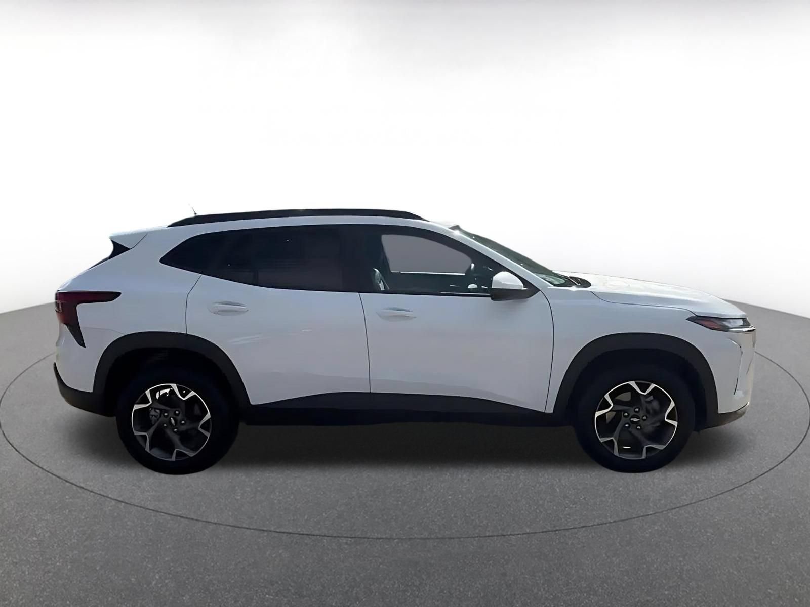 Used 2025 Chevrolet Trax LT FWD image 16
