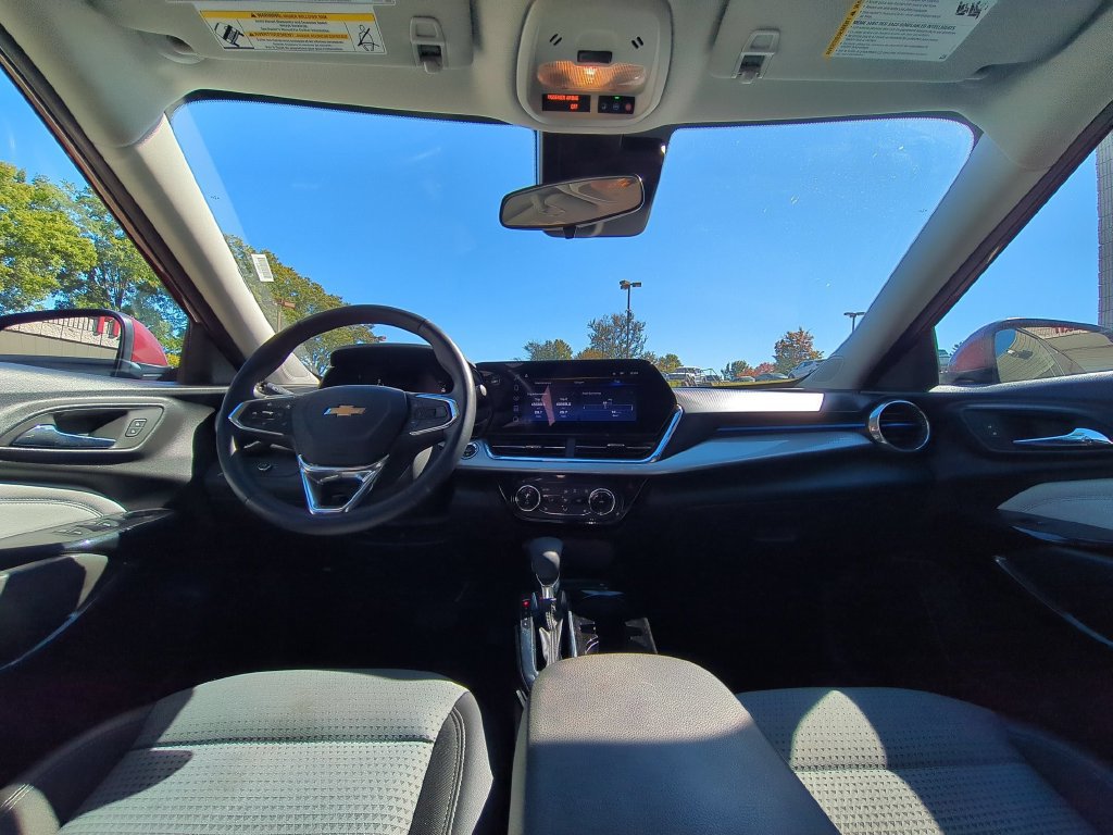 Used 2025 Chevrolet Trax LT w/ LT Convenience Package FWD image 25