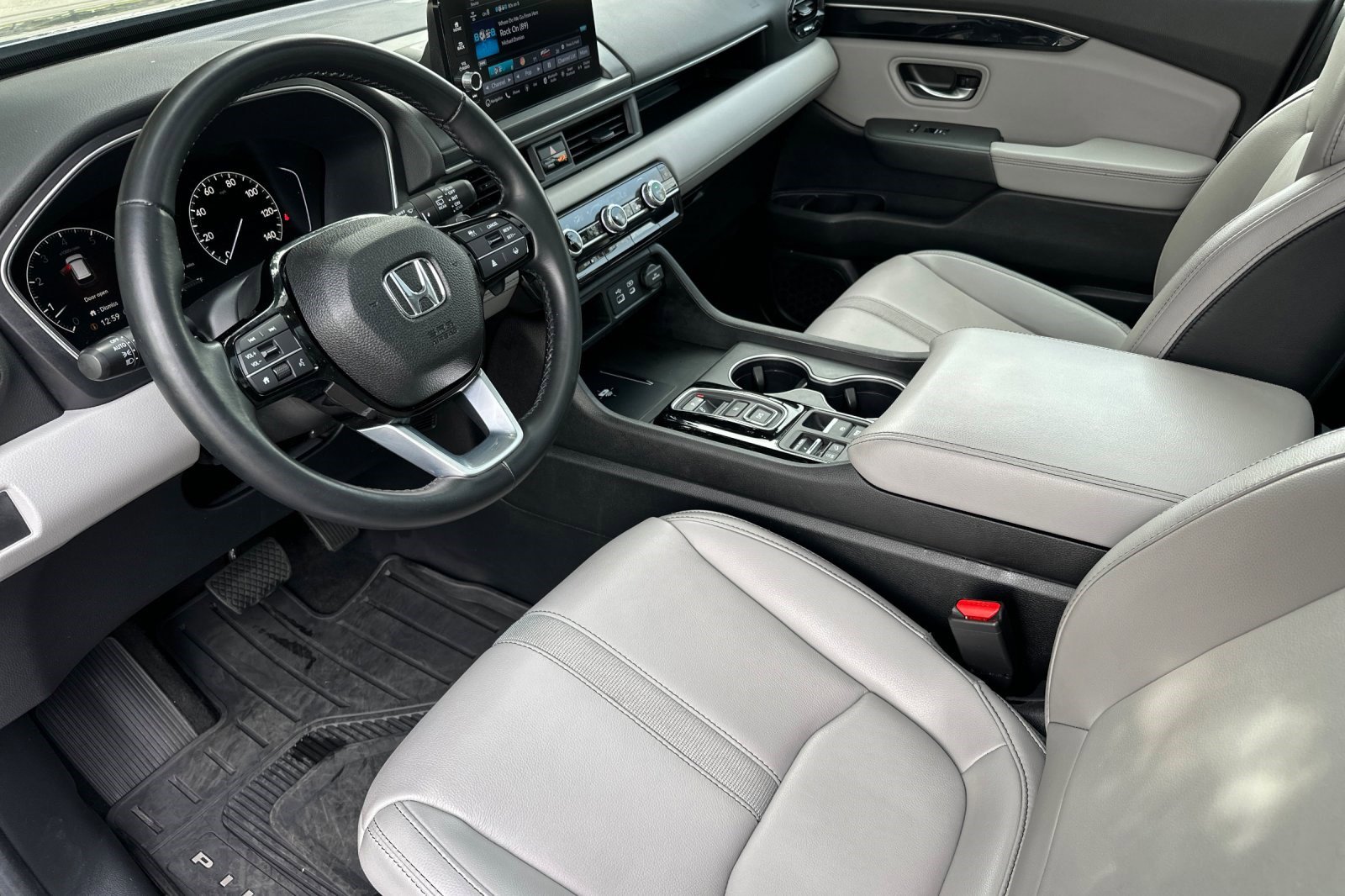 Used 2025 Honda Pilot Touring image 11