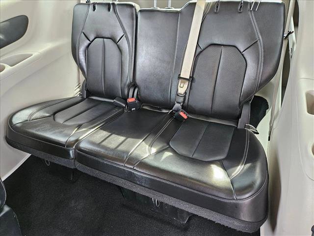 Used 2024 Chrysler Pacifica Touring-L image 18