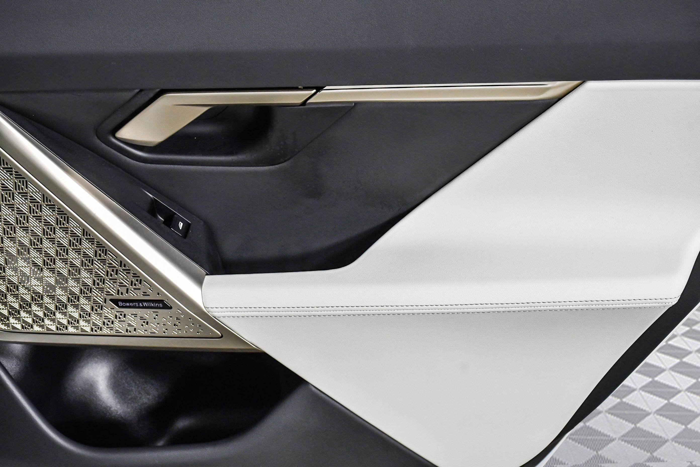 Used 2025 BMW i5 eDrive40i w/ Executive Package image 26