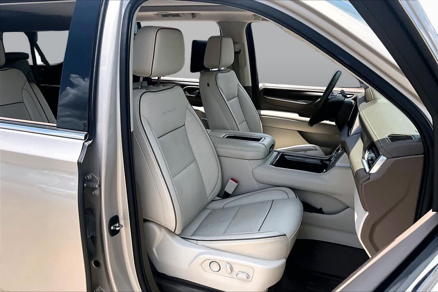 Used 2021 GMC Yukon XL Denali w/ Denali Premium Package RWD image 9