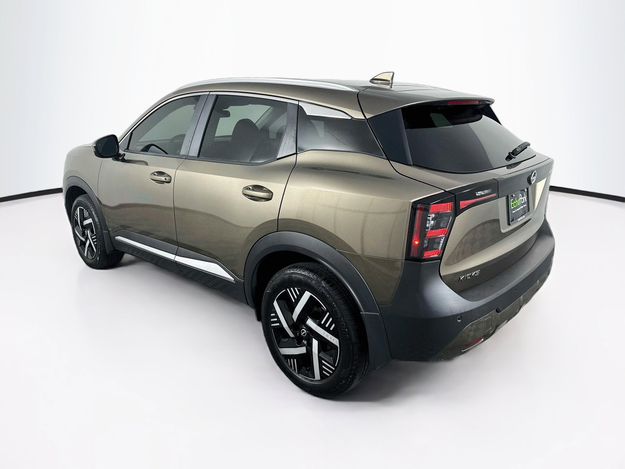 Used 2025 Nissan Kicks SV w/ SV Premium Package FWD image 5