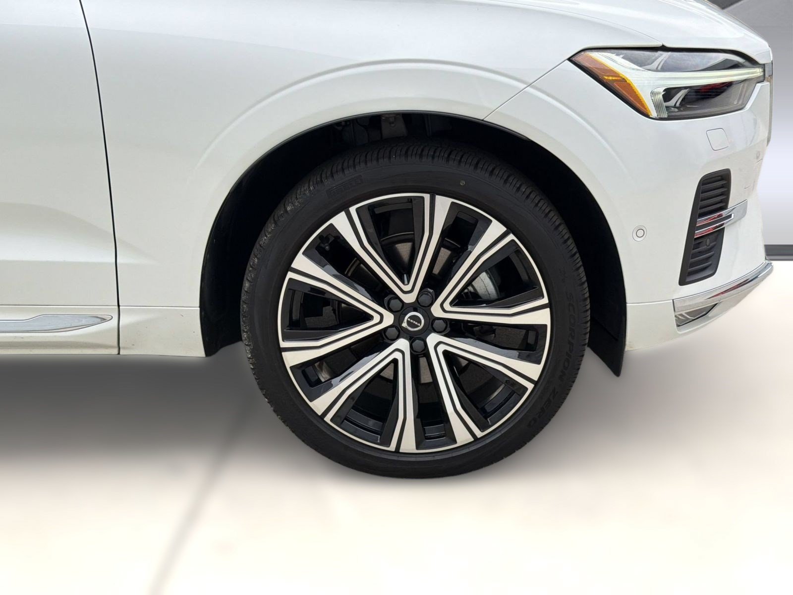 Certified 2023 Volvo XC60 B5 Ultimate w/ Climate Package AWD/4WD image 11