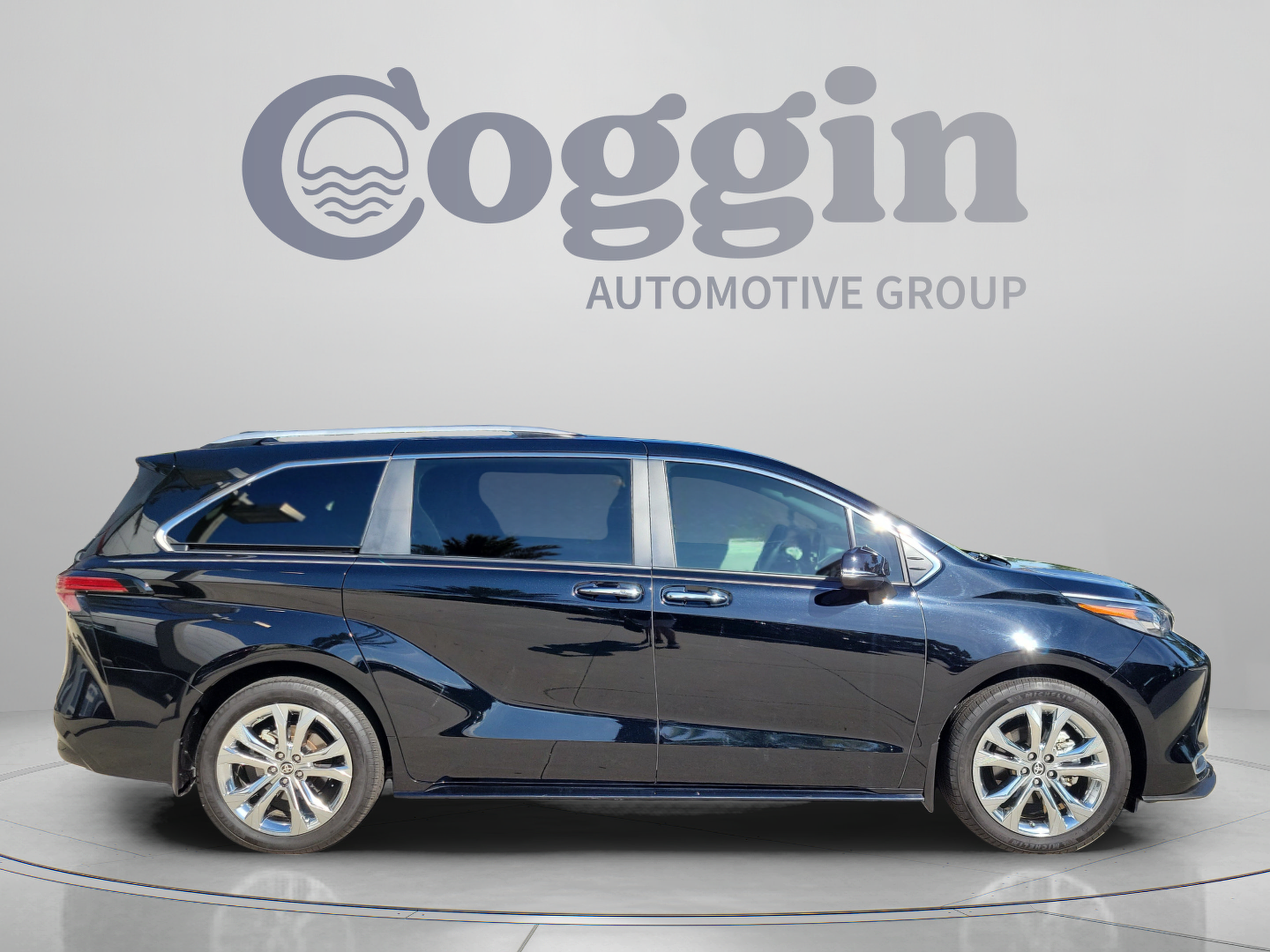 Certified 2024 Toyota Sienna Platinum FWD image 4