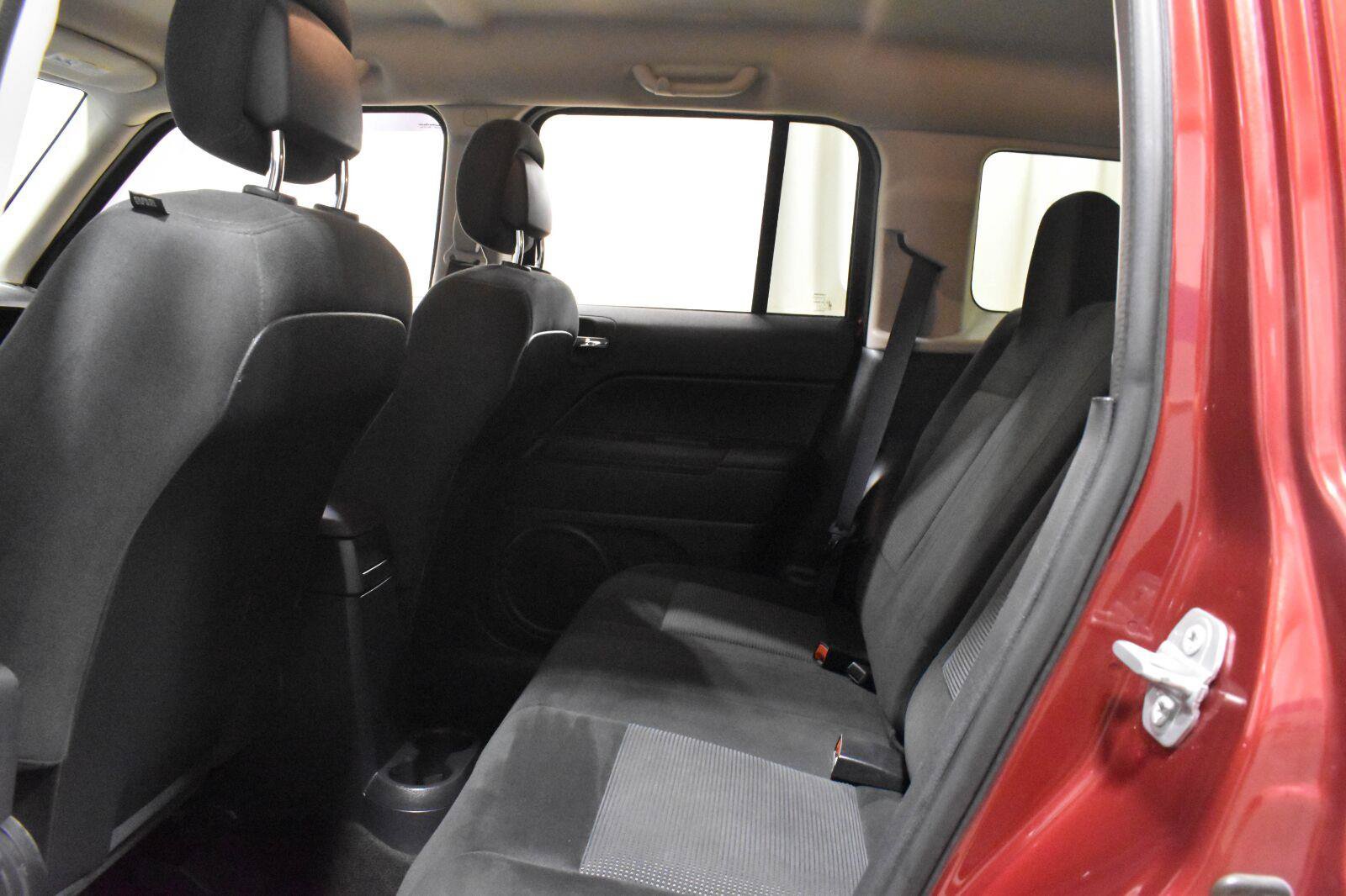Used 2016 Jeep Patriot Latitude AWD/4WD image 4
