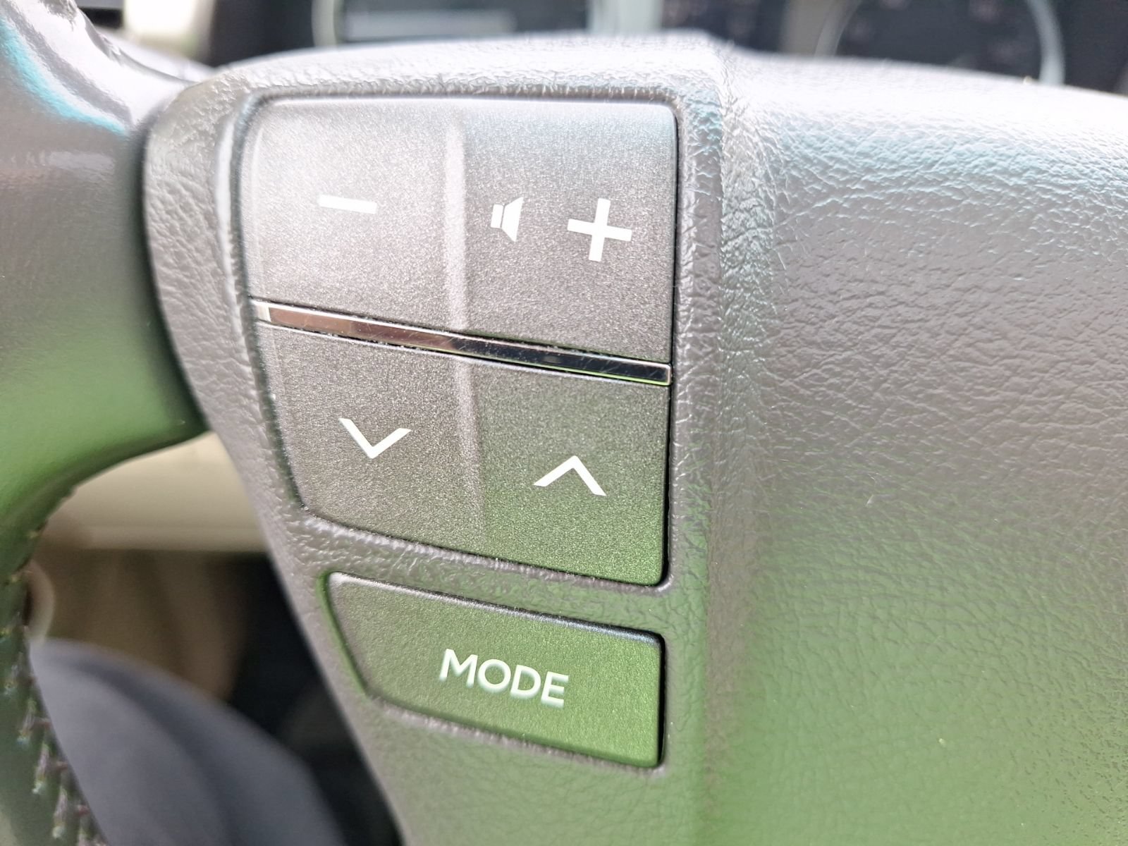 Used 2013 Lexus LX 570 4WD w/ Luxury Pkg image 20