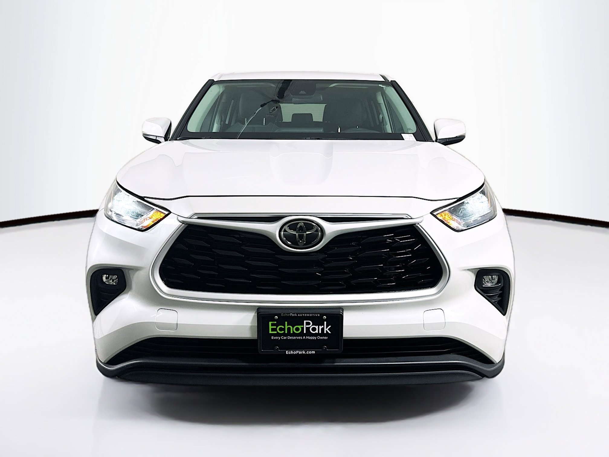 Used 2024 Toyota Highlander LE image 2