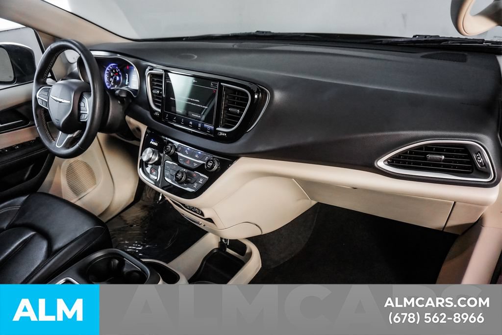 Used 2023 Chrysler Pacifica Touring-L FWD image 22