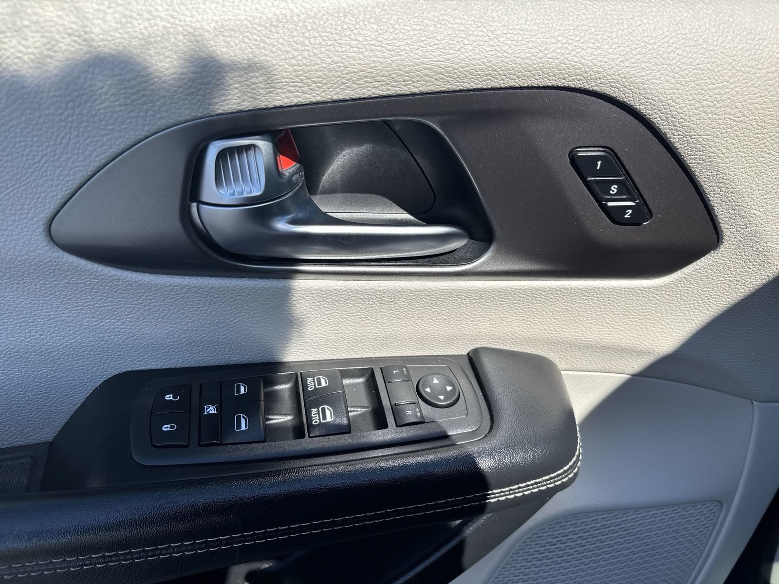 Used 2022 Chrysler Pacifica Touring-L AWD/4WD image 14