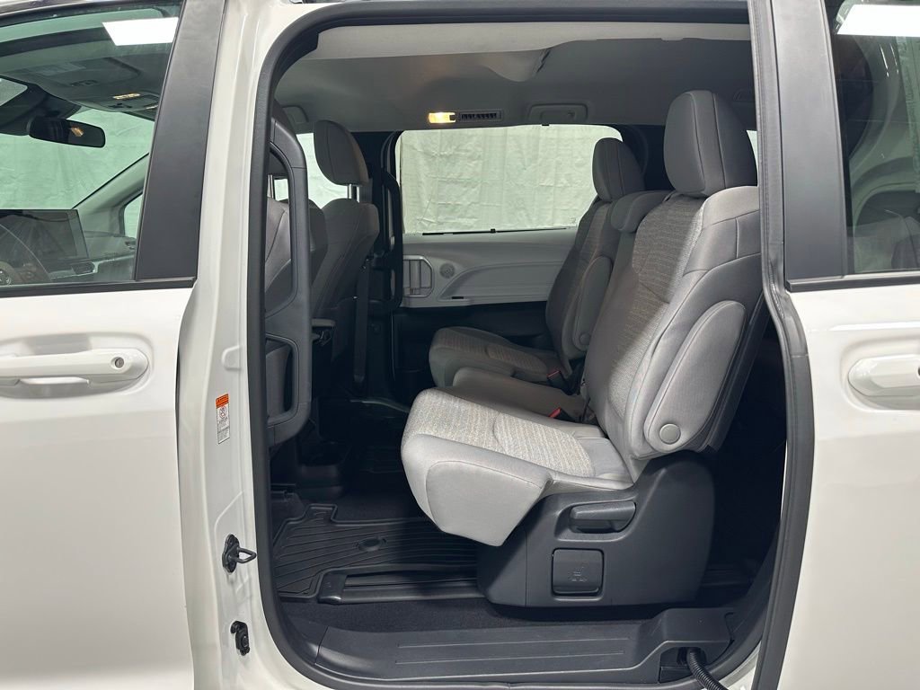 Used 2025 Toyota Sienna LE FWD image 42