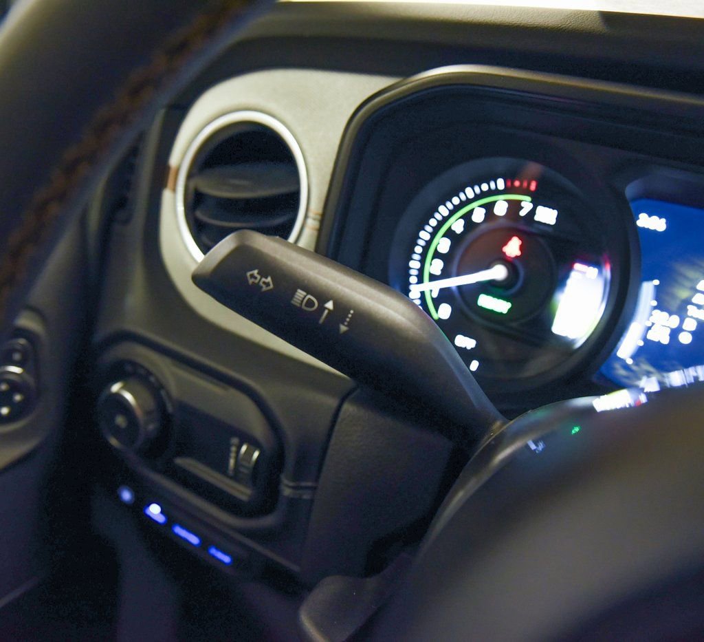 Used 2024 Jeep Wrangler Unlimited Sahara w/ Technology Group image 26