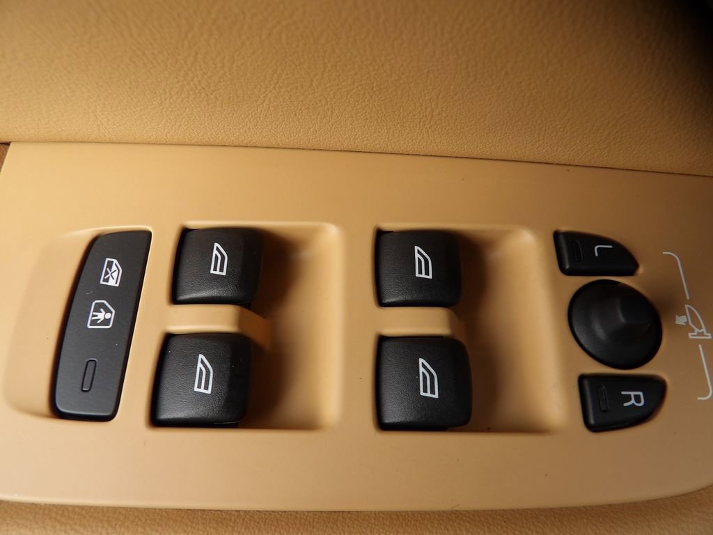 Certified 2024 Volvo XC60 B5 Ultimate w/ Protection Package Premier image 11