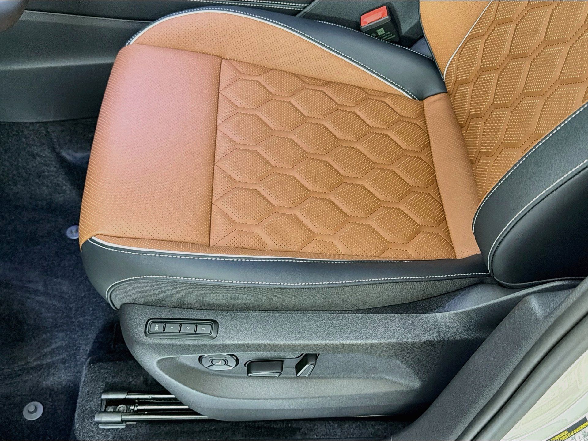 New 2027 Volkswagen Tiguan SEL R-Line AWD/4WD image 16