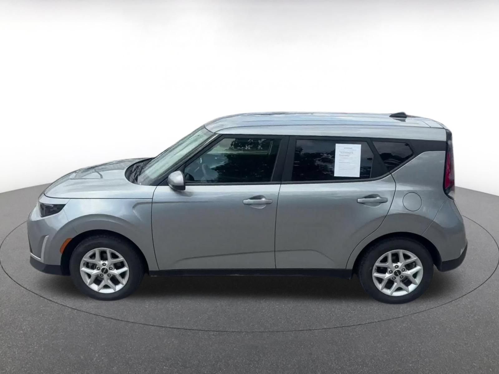 Used 2025 Kia Soul LX w/ LX Technology Package FWD image 8