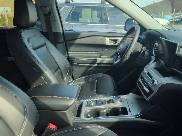 Used 2023 Ford Explorer XLT w/ Equipment Group 202A AWD/4WD image 3