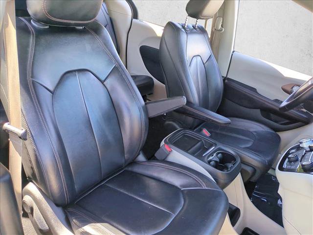 Used 2017 Chrysler Pacifica Touring-L image 19