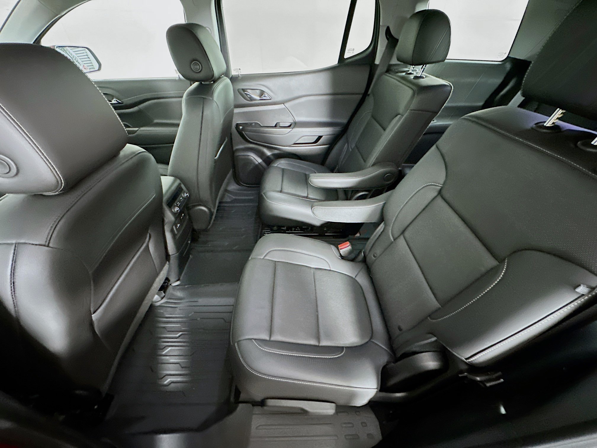 Used 2023 GMC Acadia SLT w/ LPO, Floor Liner Package FWD image 28