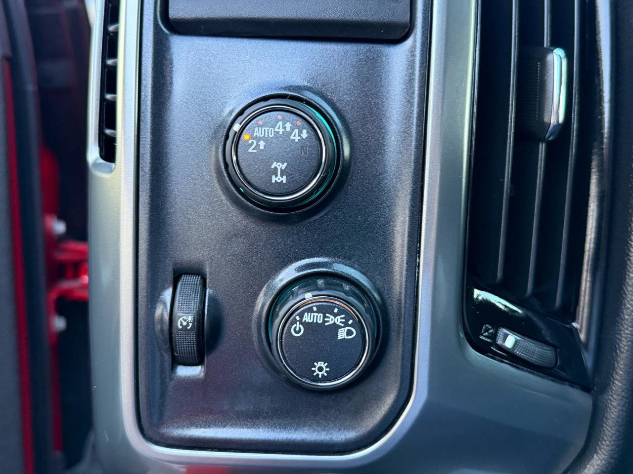 Used 2018 Chevrolet Silverado 1500 LT AWD/4WD image 17