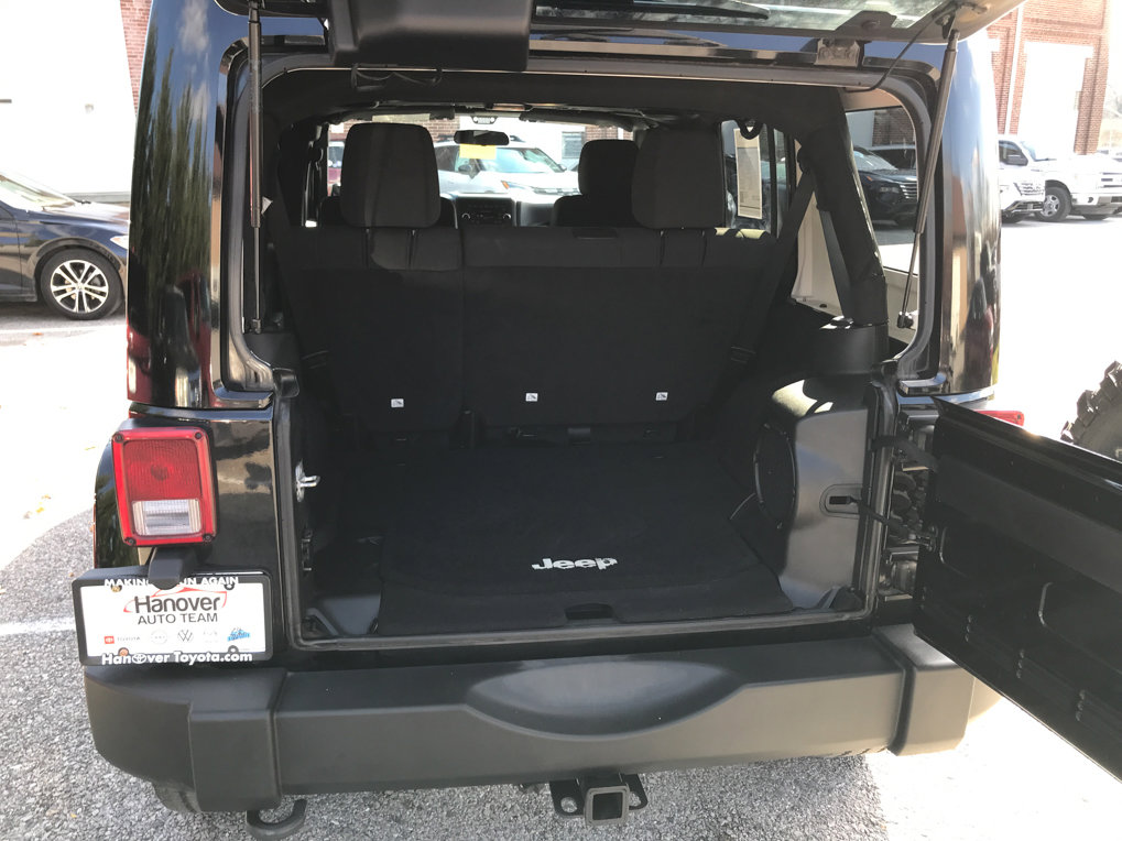 Used 2012 Jeep Wrangler Unlimited Rubicon w/ Connectivity Group image 21