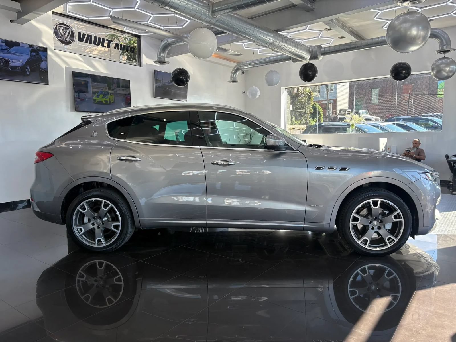Used 2018 Maserati Levante GranLusso AWD/4WD image 3