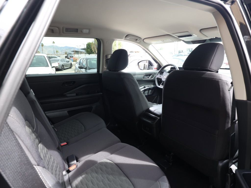 Used 2025 Nissan Pathfinder S w/ Cargo Package image 17