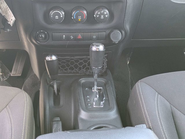 Used 2017 Jeep Wrangler Unlimited Sahara w/ Connectivity Group AWD/4WD image 18