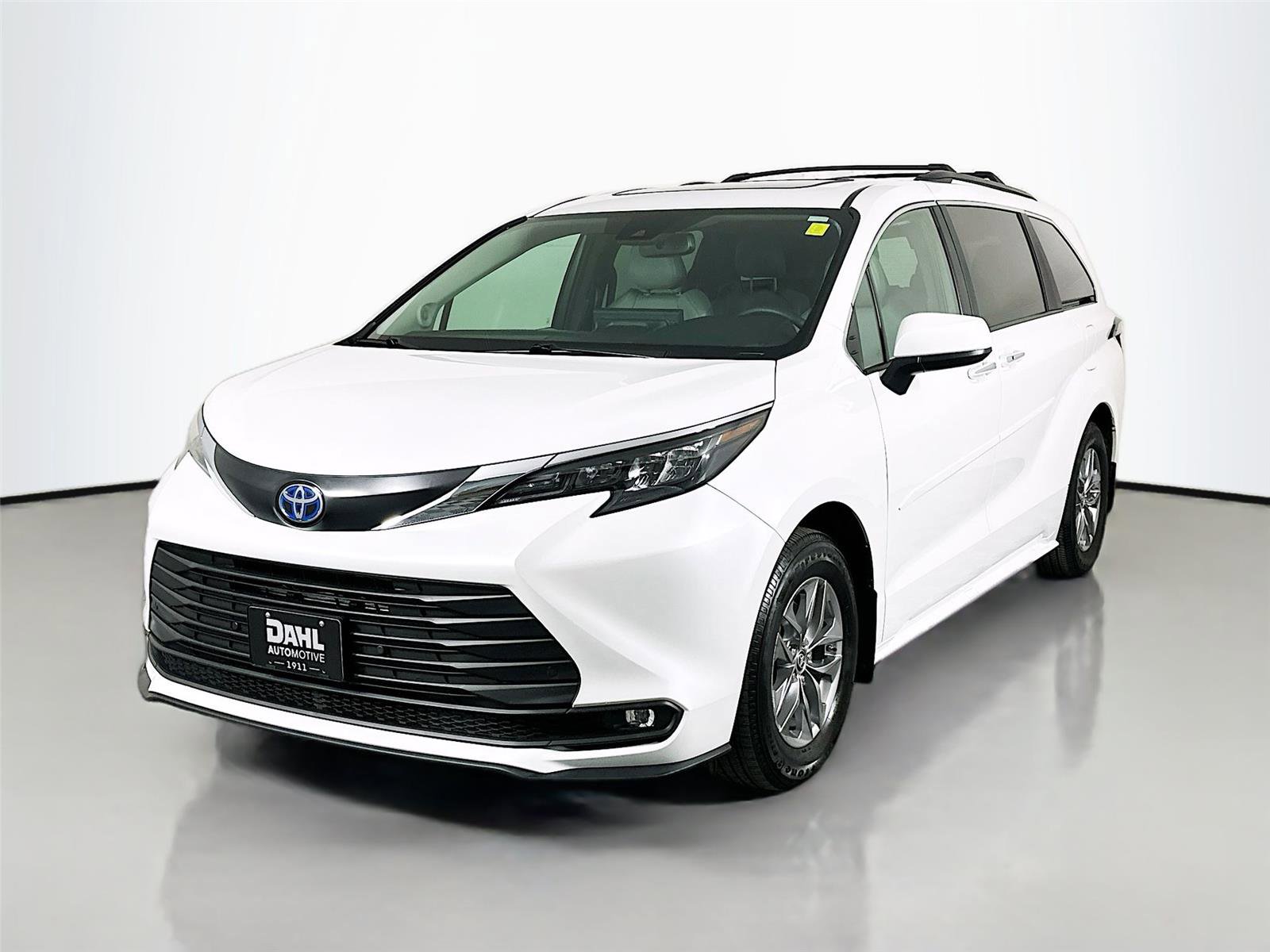 Used 2025 Toyota Sienna XLE w/ XLE Plus Package image 4
