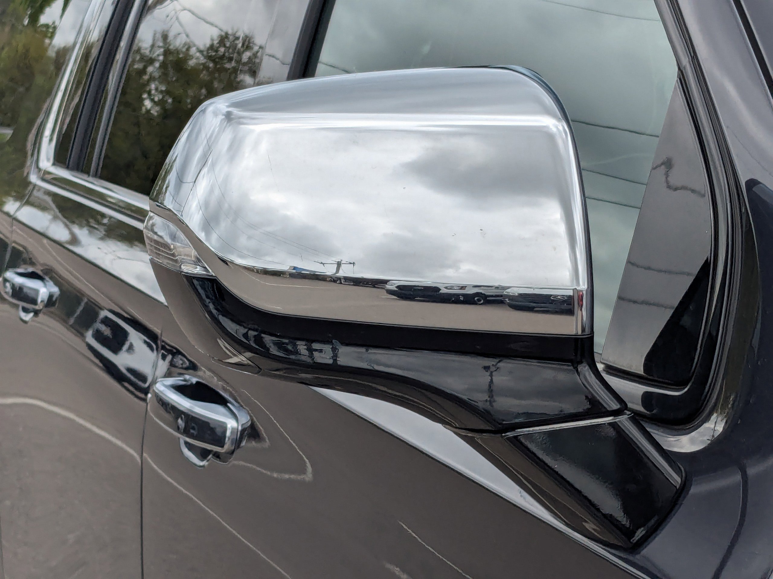 Used 2023 Chevrolet Suburban Premier image 11