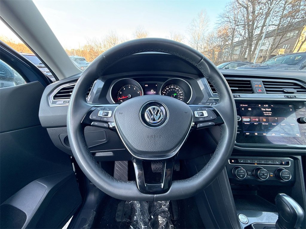 Used 2020 Volkswagen Tiguan SE w/ Panoramic Sunroof Package image 11