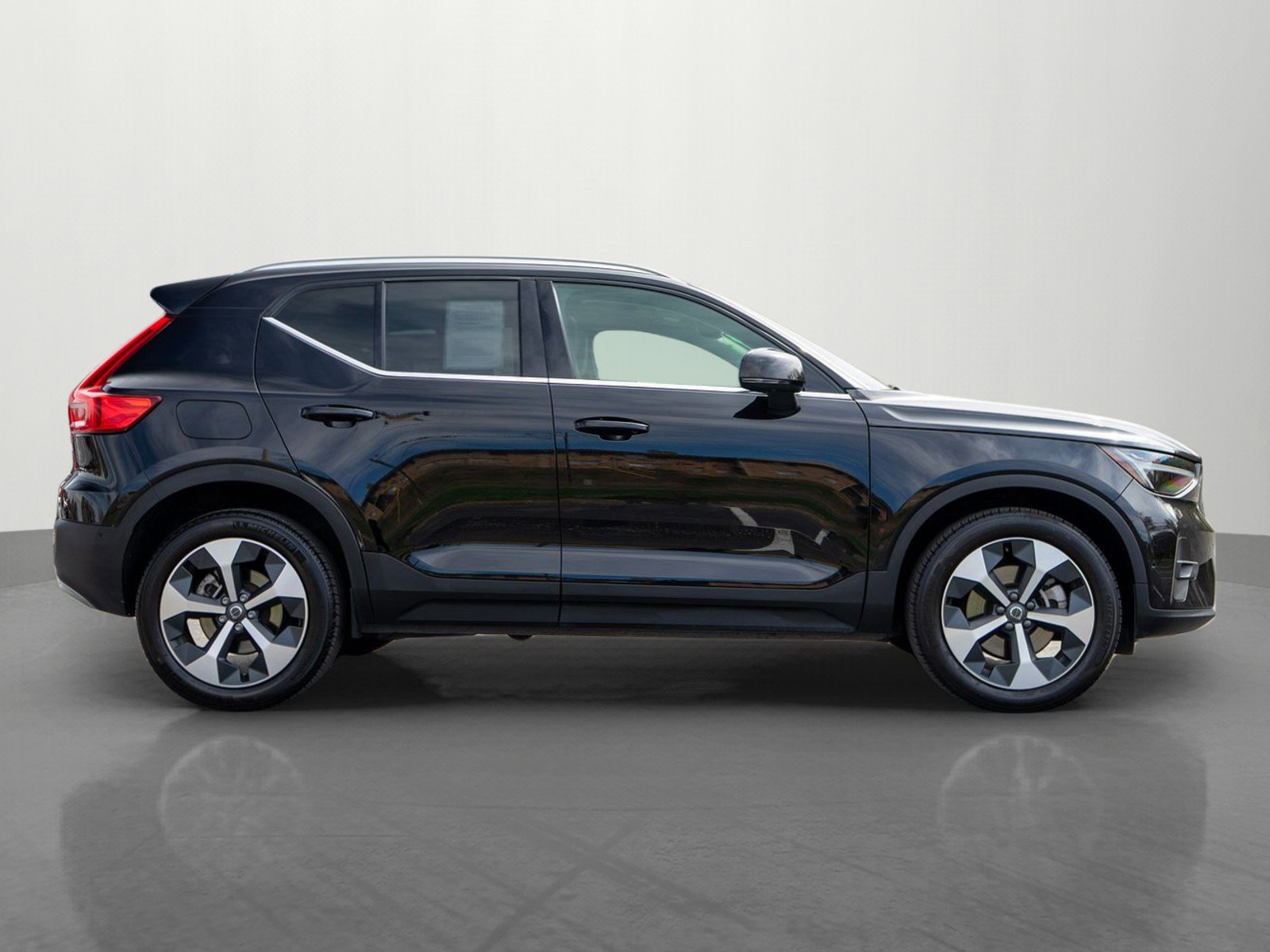 Used 2025 Volvo XC40 B5 Plus AWD/4WD image 8
