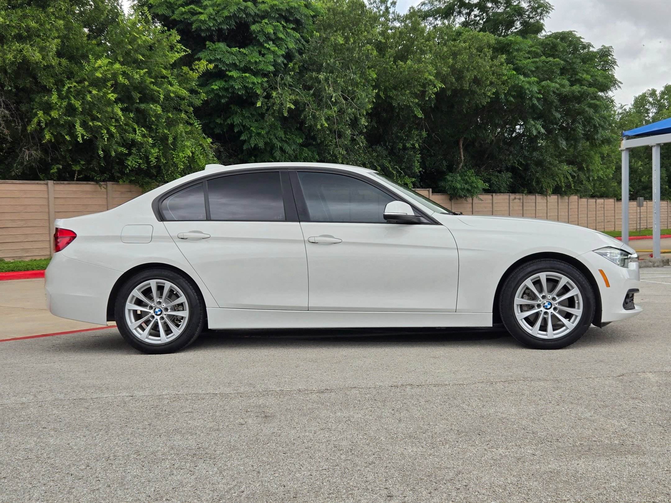 Used 2016 BMW 320i Sedan RWD image 2