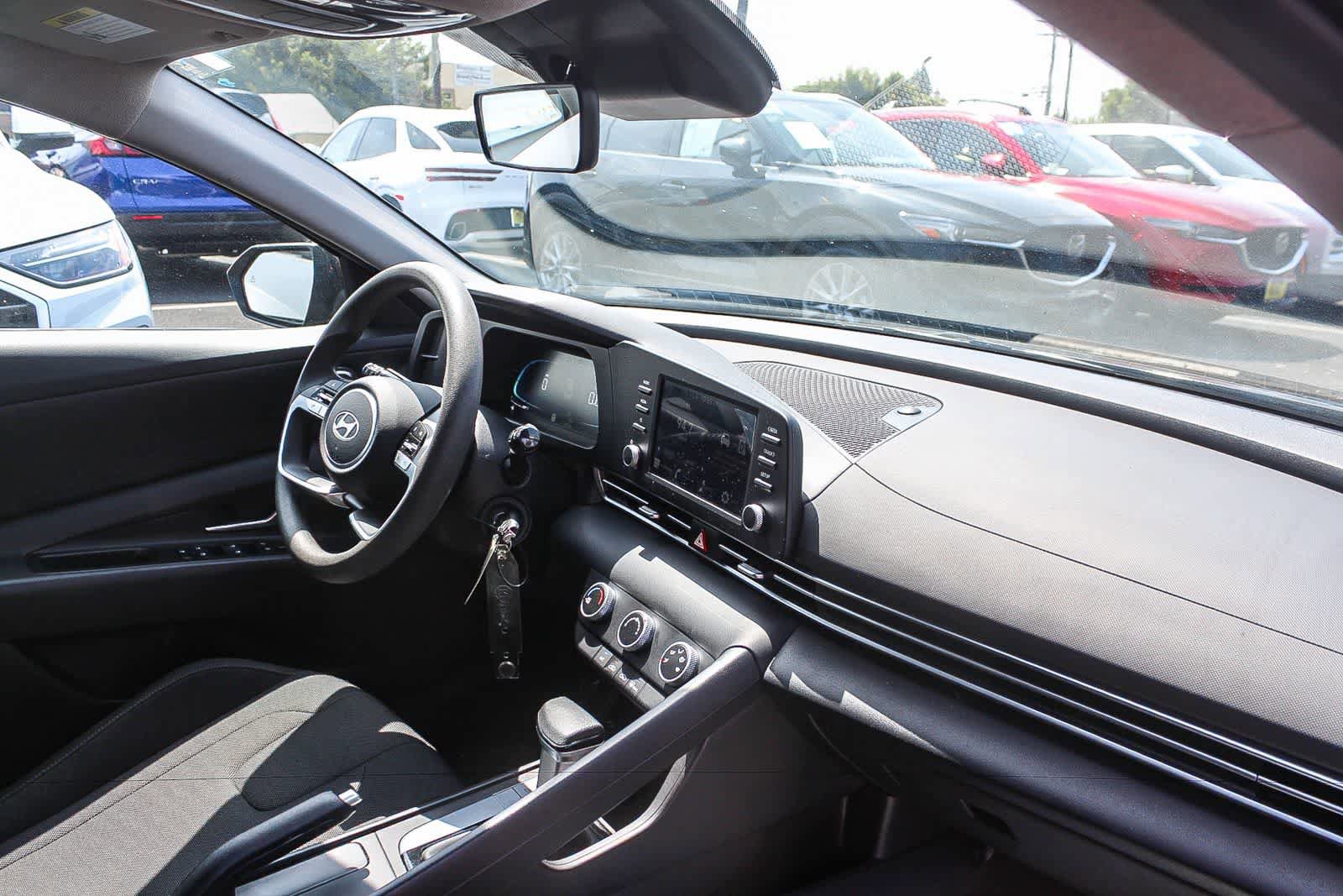 Certified 2025 Hyundai Elantra SE FWD image 21