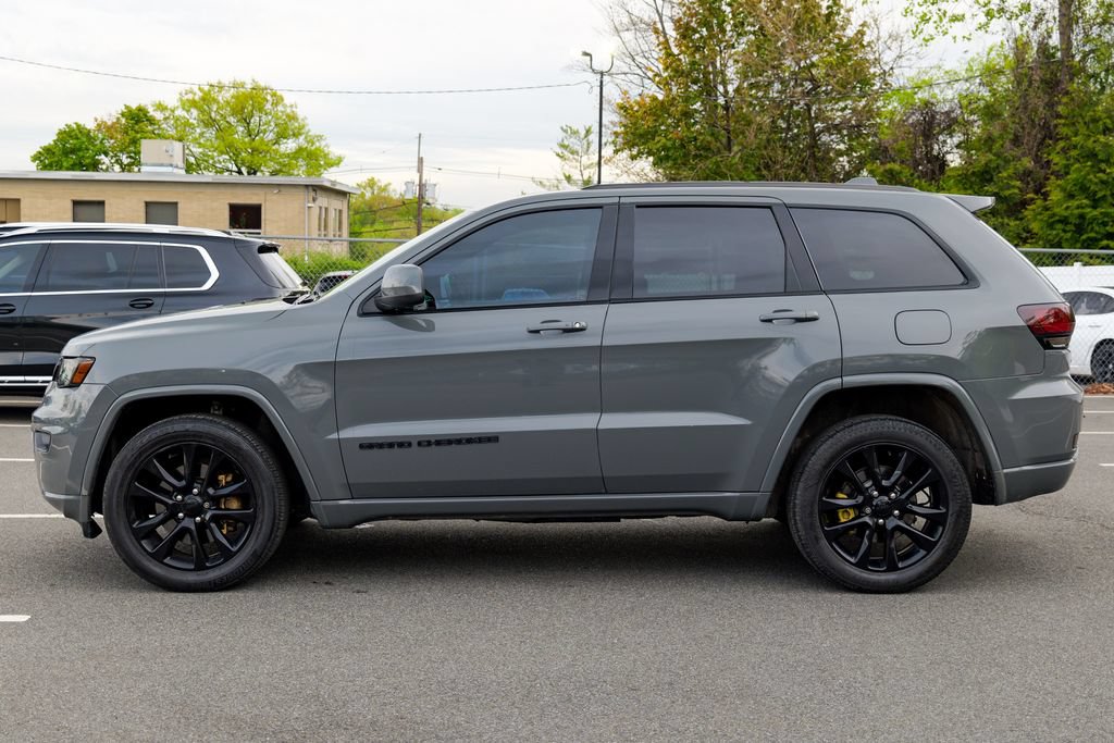 Used 2021 Jeep Grand Cherokee Laredo X AWD/4WD image 4