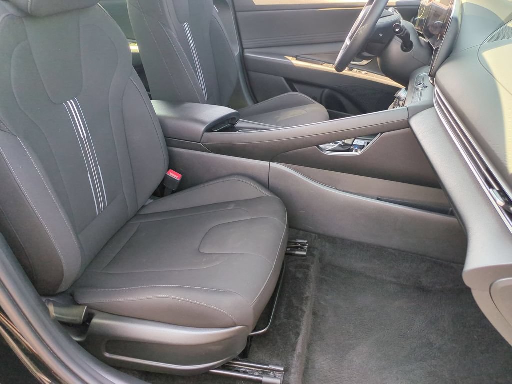 Used 2025 Hyundai Elantra SEL FWD image 31