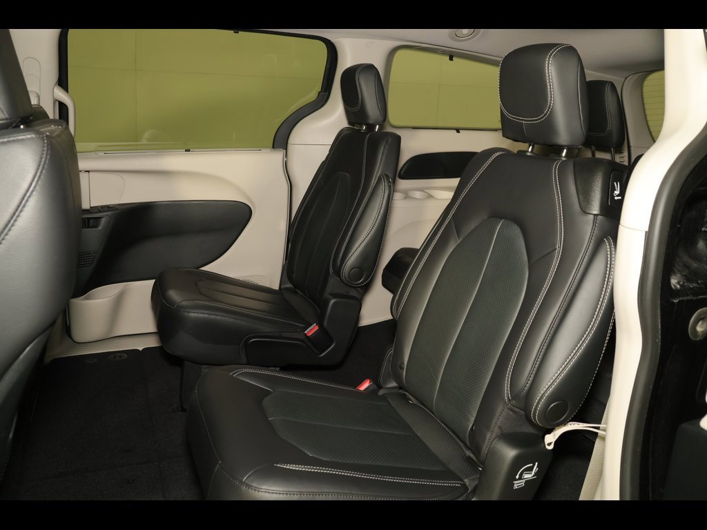 Used 2022 Chrysler Pacifica Touring-L image 28