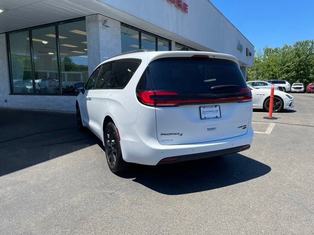 Used 2025 Chrysler Pacifica Limited AWD/4WD image 7