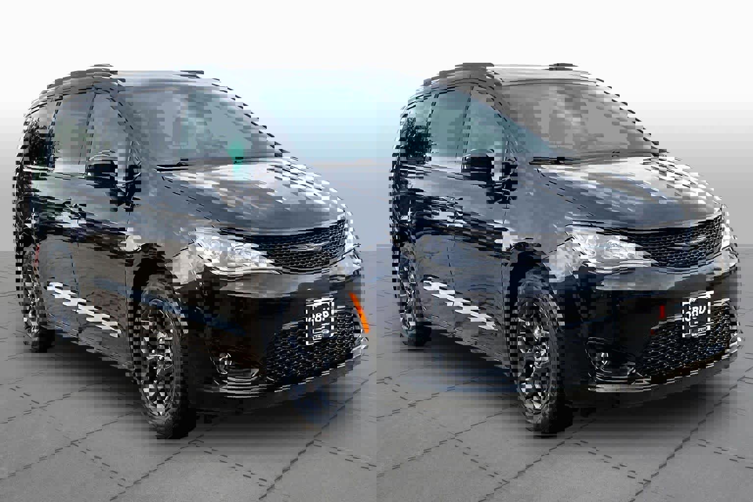 Used 2020 Chrysler Pacifica Touring-L Plus image 3