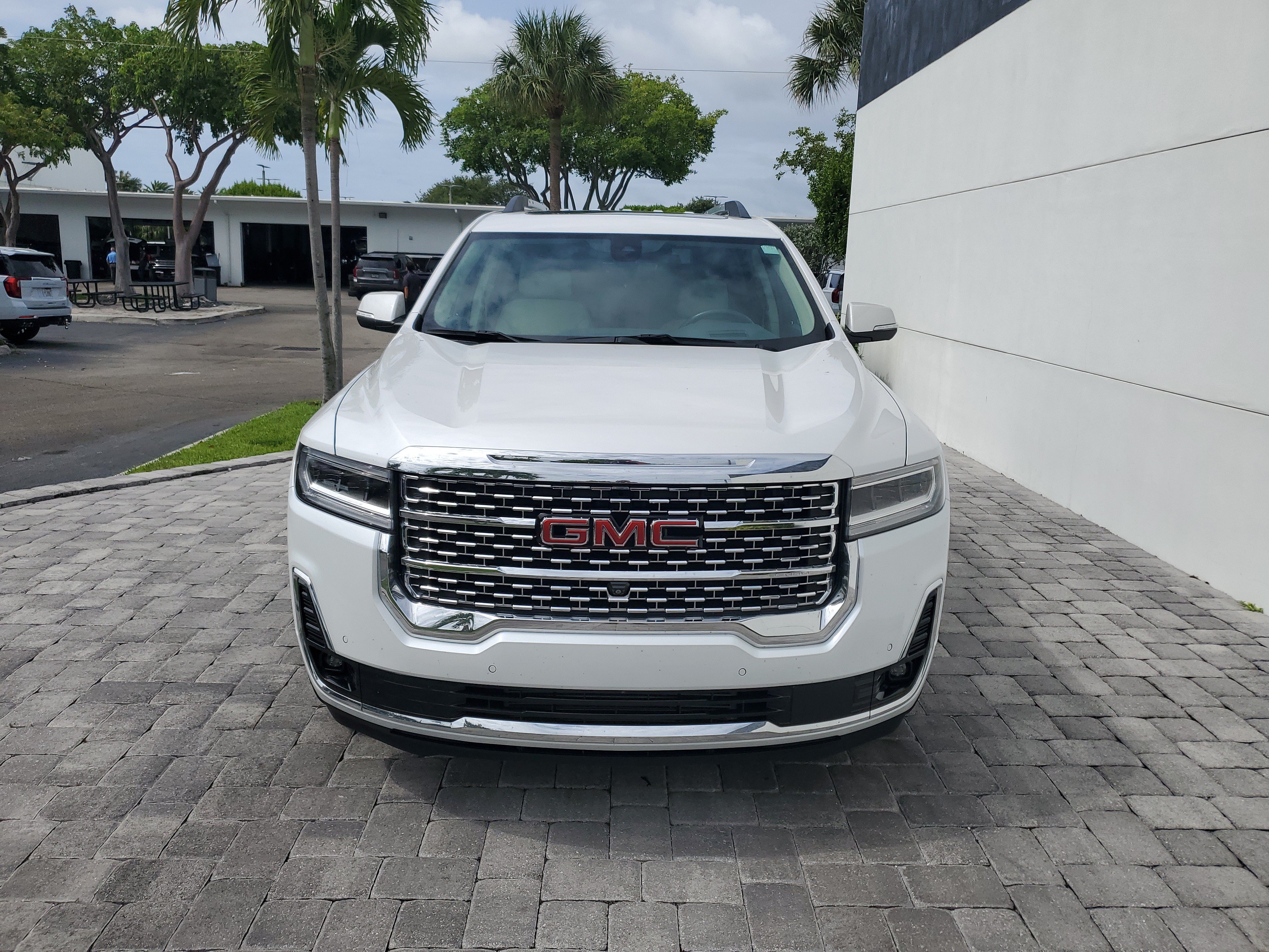 Used 2023 GMC Acadia Denali w/ Denali Ultimate Package FWD image 2