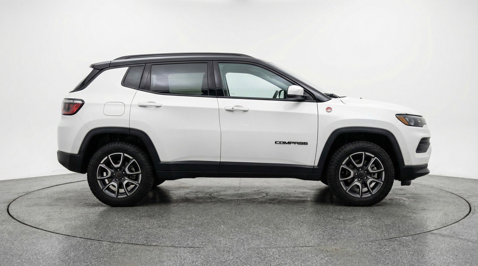 Used 2025 Jeep Compass Trailhawk image 11