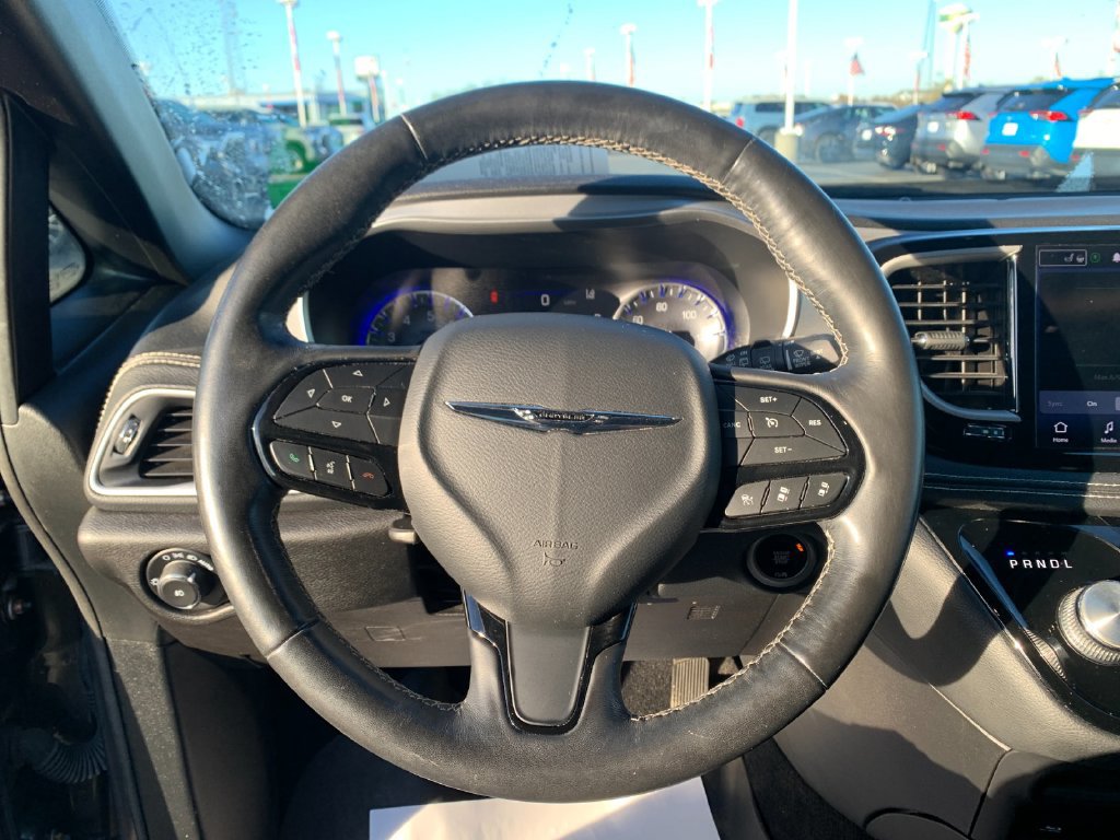 Used 2021 Chrysler Pacifica Touring-L w/ Uconnect Theater Family Group FWD image 26